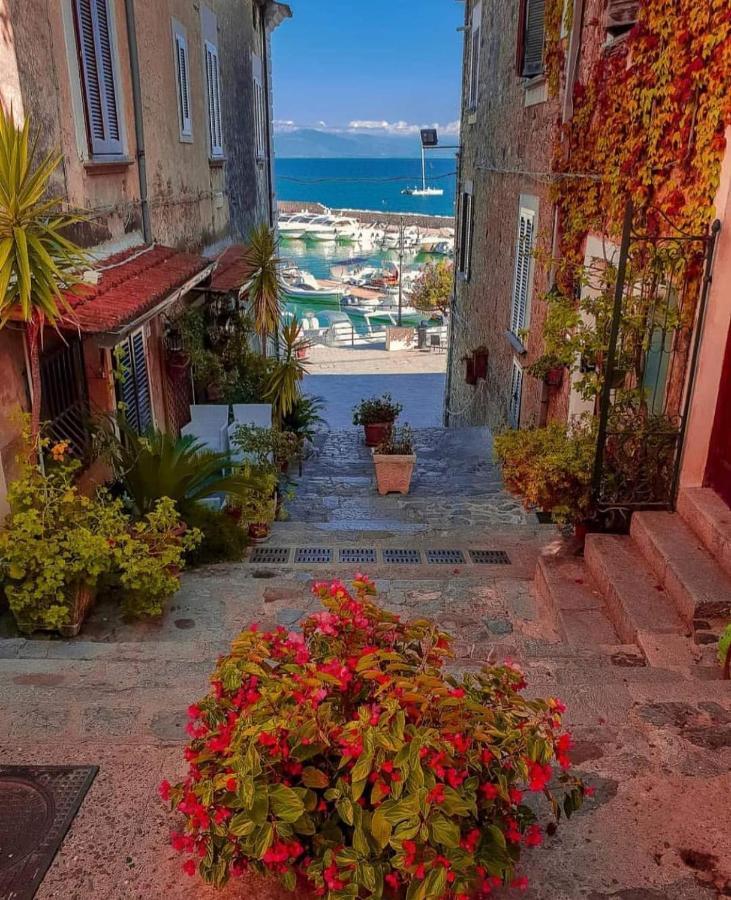 By The Sea In Scario Apartment Luaran gambar