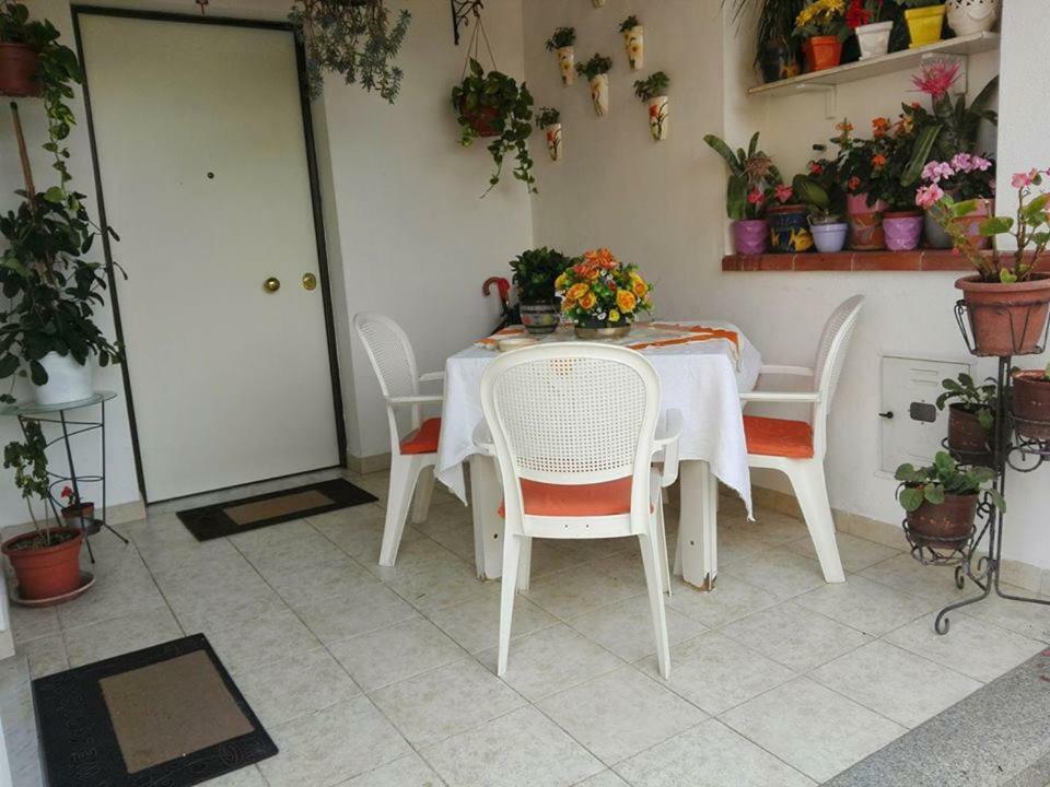 By The Sea In Scario Apartment Luaran gambar