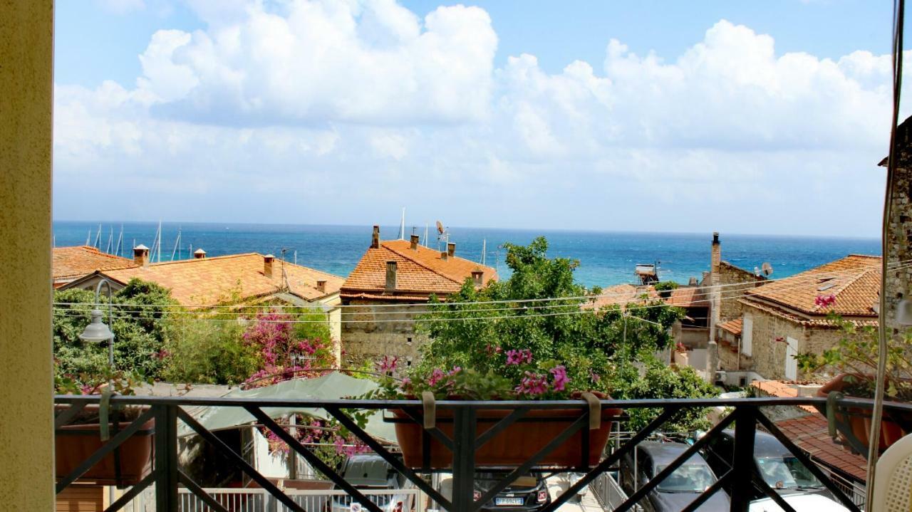 By The Sea In Scario Apartment Luaran gambar